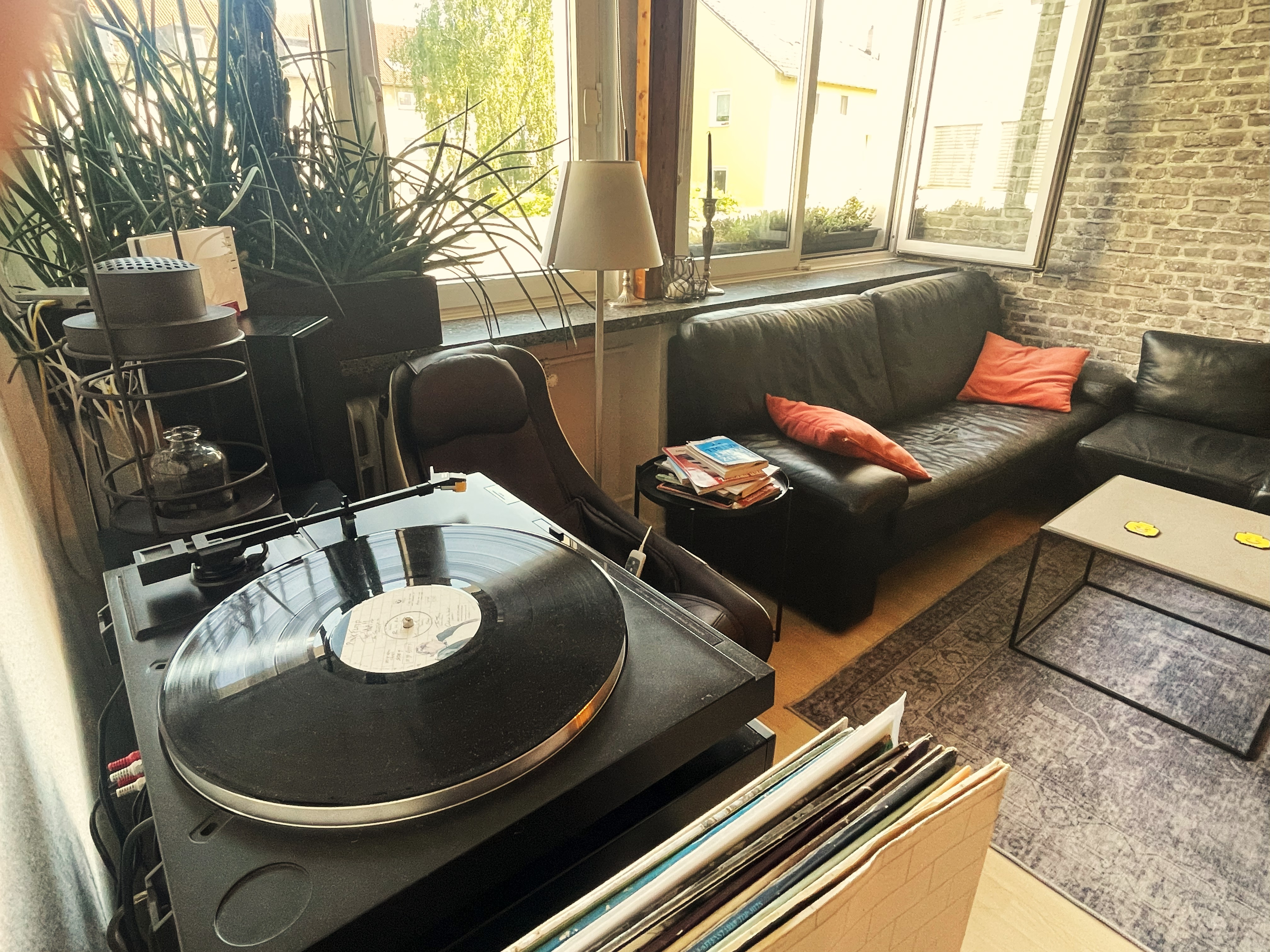 Gemütlicher Lounge-Bereich mit Schallplattenspieler und Ledersofas