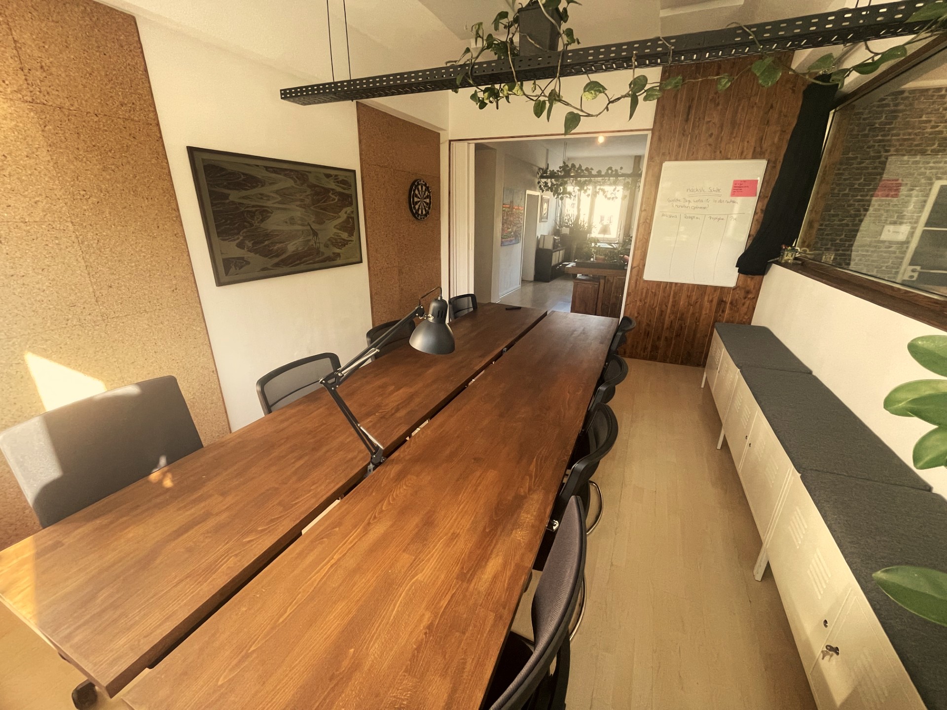 Meetingraum mit großem Konferenztisch für Workshop-Sessions
