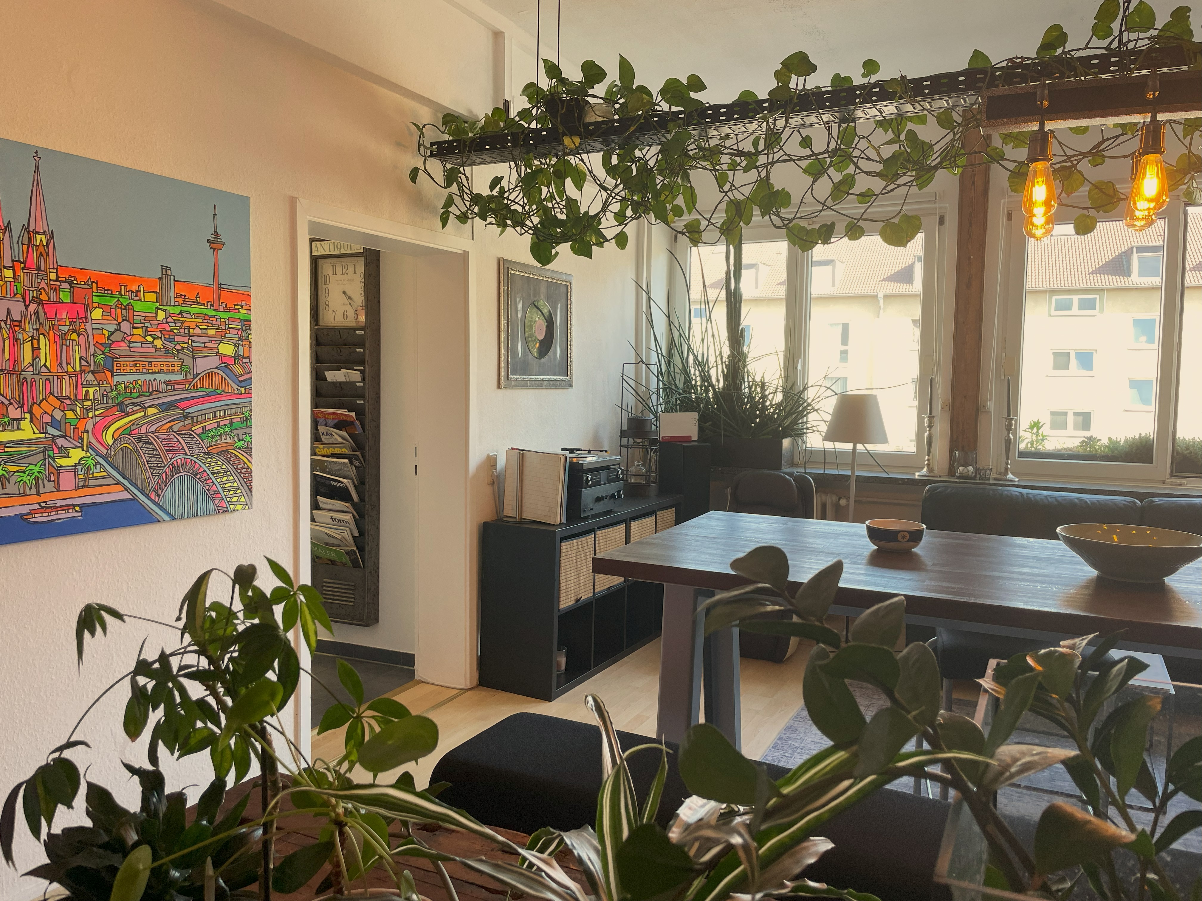 Trainingsraum mit Esstisch und künstlerischem Köln-Wandbild