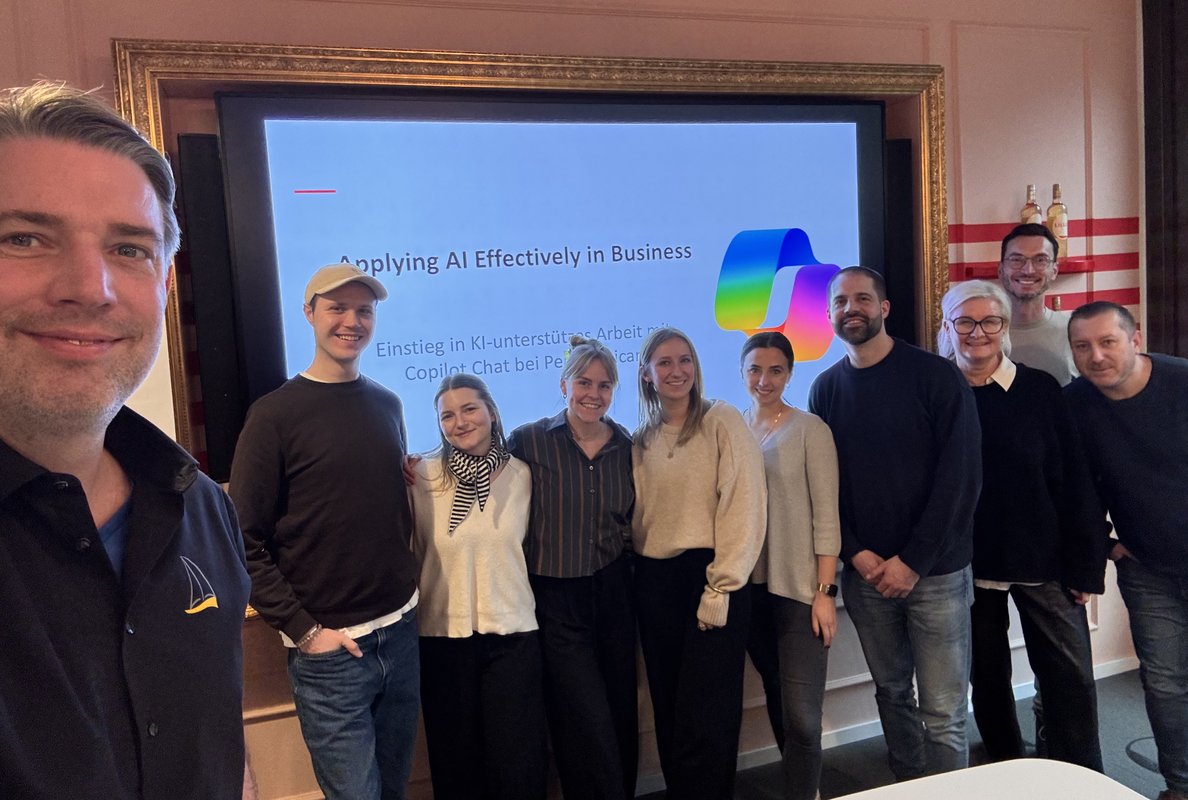 Copilot-Training bei Pernod Ricard: Gruppenfoto der Teilnehmenden vor der Präsentation 'Applying AI Effectively in Business'